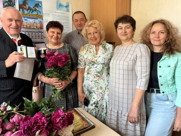 Валентина Шаповала почесного професора ПДМУ відзначено нагрудним знаком ректора з нагоди 85-річного ювілею.